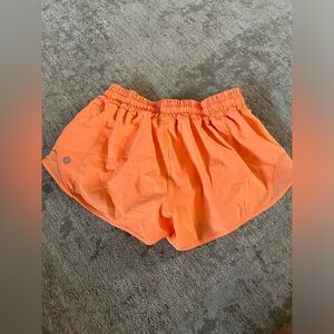 ORANGE SODA Lululemon Hotty Hot Low Rise 2.5 inch Shorts SIZE 4